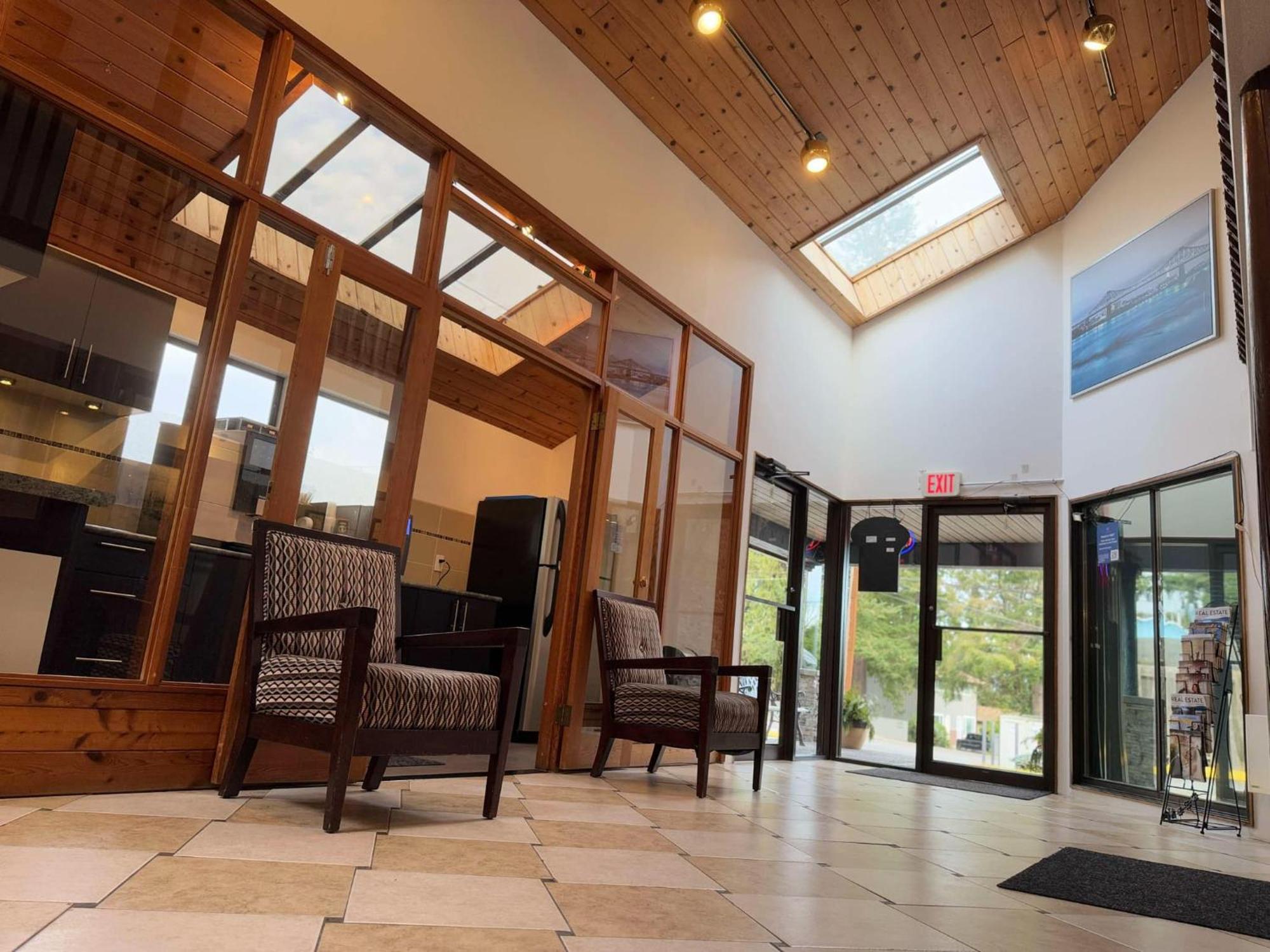 Sunshine Lodge Inn Гибсонс Экстерьер фото