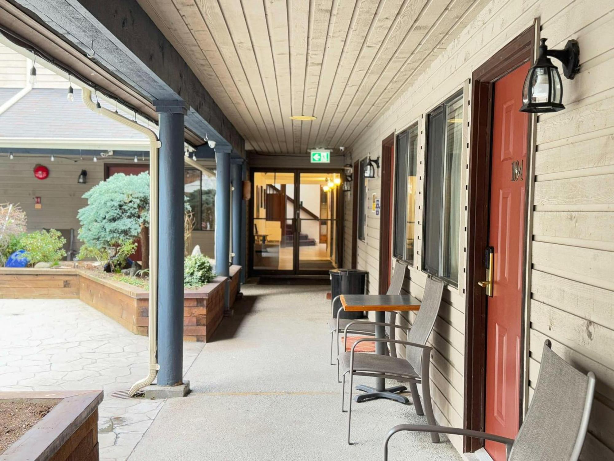 Sunshine Lodge Inn Гибсонс Экстерьер фото